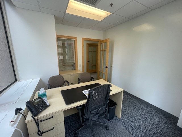 Flexible office space at Intelligent Office in Philadelphia with a modern desk and meeting area.